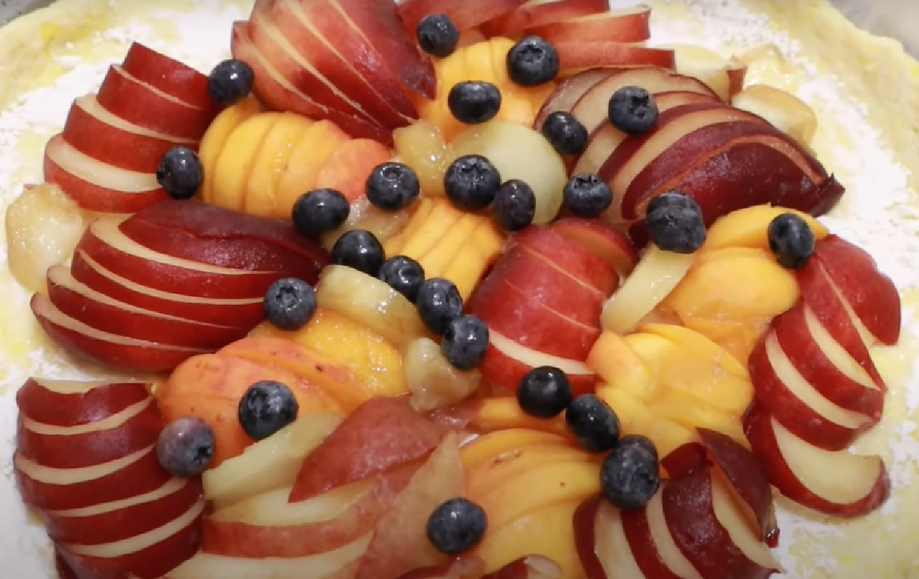 Творожная галета с абрикосами и персиками: рецепт ароматной выпечки для лета